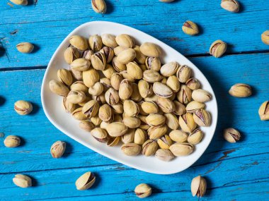 Beyaz fındık kasesi ahşap arka planda, kopyalama alanı