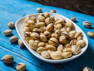 Beyaz fındık kasesi ahşap arka planda, kopyalama alanı