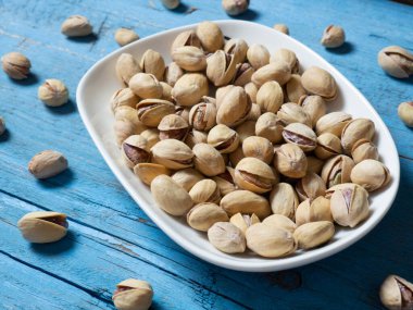 Beyaz fındık kasesi ahşap arka planda, kopyalama alanı