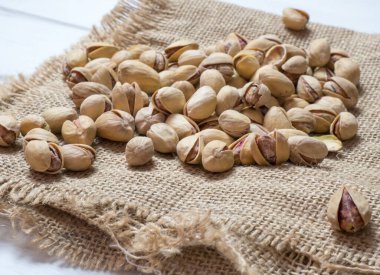 Eski ahşap bir masada, fotokopi alanı olan fıstıkların yakın çekimi..