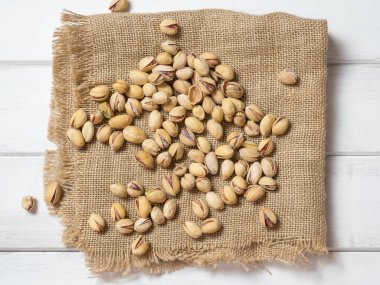 Eski ahşap bir masada, fotokopi alanı olan fıstıkların yakın çekimi..