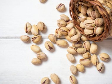 Eski ahşap bir masada, fotokopi alanı olan fıstıkların yakın çekimi..