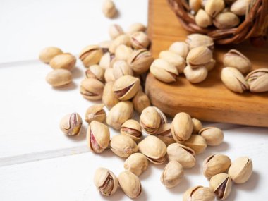 Eski ahşap bir masada, fotokopi alanı olan fıstıkların yakın çekimi..