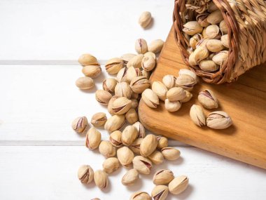 Eski ahşap bir masada, fotokopi alanı olan fıstıkların yakın çekimi..