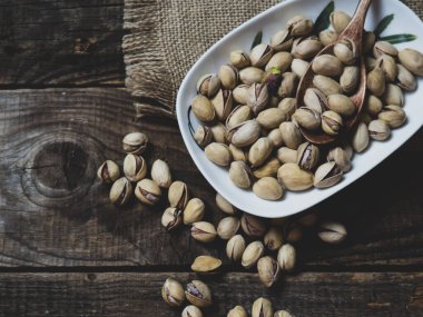 Beyaz fındık kasesi ahşap arka planda, kopyalama alanı