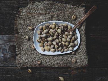 Beyaz fındık kasesi ahşap arka planda, kopyalama alanı