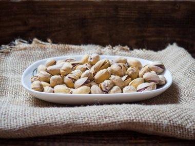 Beyaz fındık kasesi ahşap arka planda, kopyalama alanı