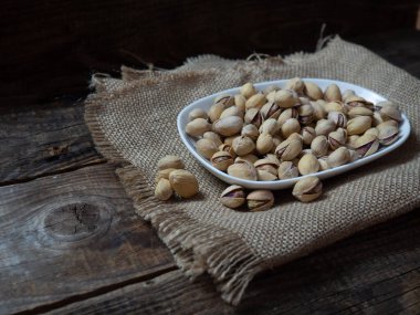 Beyaz fındık kasesi ahşap arka planda, kopyalama alanı