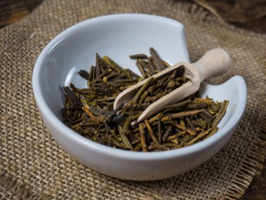 Sagan daila çayı yaprakları, tahta bir kaşıkta yakın plan çekilir. Sagan daila şaman çayı, şifalı bitkiler