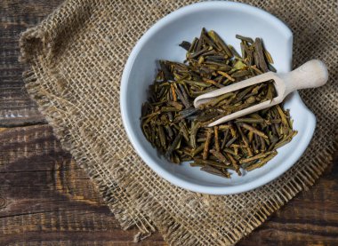 Sagan daila çayı yaprakları, tahta bir kaşıkta yakın plan çekilir. Sagan daila şaman çayı, şifalı bitkiler