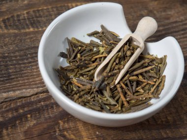 Sagan daila çayı yaprakları, tahta bir kaşıkta yakın plan çekilir. Sagan daila şaman çayı, şifalı bitkiler