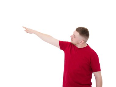 Spor giysili yakışıklı bir gencin portresi beyaz arka planda izole edilmiş bir mesaj için parmağını işaret ediyor.