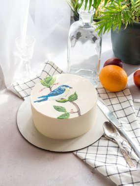 Güneşin altında mutfak masasında güzel bir pasta.