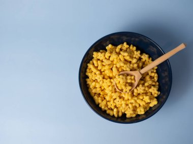 Mısır gevreği yıldızları, tatlı mısır gevreği yıldızları mavi bir kasede mavi arka planda