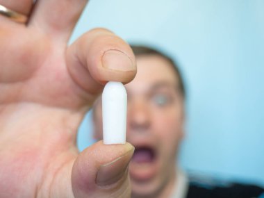 Rektal mum. Bir adamın gliserin mumuna tepkisi.