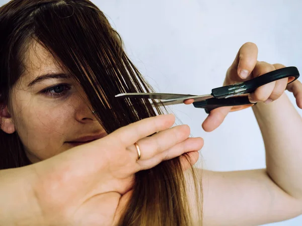 Young Girl Cuts Her Hair Scissors — Stock Photo, Image