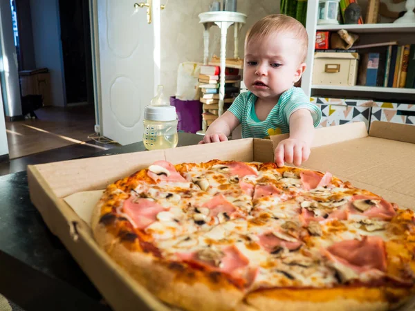 Małe Dziecko Sięga Kawałek Pizzy — Zdjęcie stockowe