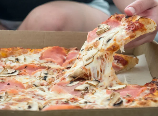 Chica Toma Una Rebanada Pizza Estira Queso — Foto de Stock