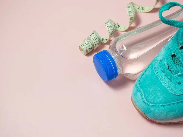 Turkosa Sneakers Och Flaska Vatten Rosa Bakgrund Begreppet Hälsosam Livsstil — Stockfoto