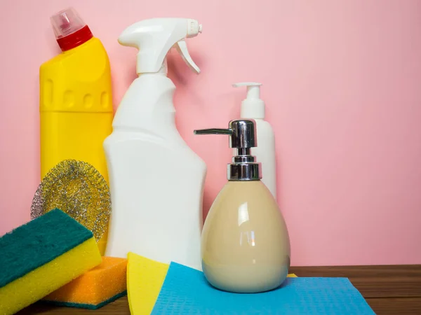 Czyste Butelki Detergentach Gąbki Dezynfekcja Pomieszczenia Sprzątanie Naczyń Koncepcja Czyszczenia — Zdjęcie stockowe