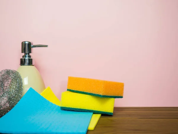 Czyste Butelki Detergentach Gąbki Dezynfekcja Pomieszczenia Sprzątanie Naczyń Koncepcja Czyszczenia — Zdjęcie stockowe