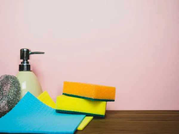 Spülmittelflaschen Und Schwämme Reinigen Desinfektion Des Raumes Und Reinigung Des — Stockfoto