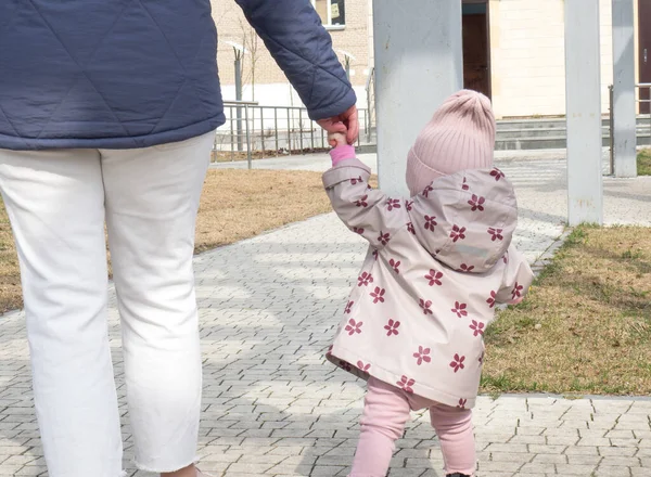 Mamá Camina Con Bebé Año Edad Por Mano Parque — Foto de Stock
