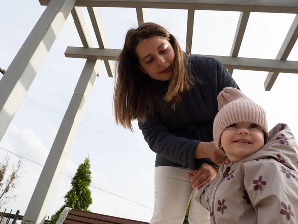 Mamá Camina Con Bebé Año Edad Por Mano Parque — Foto de Stock