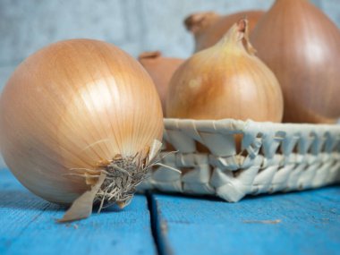 Sepette ve masada çiğ soğan var. Kopya alanı.