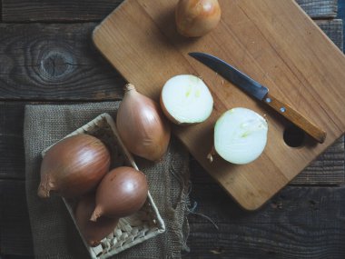 Sepette ve masada çiğ soğan var. Kopya alanı.