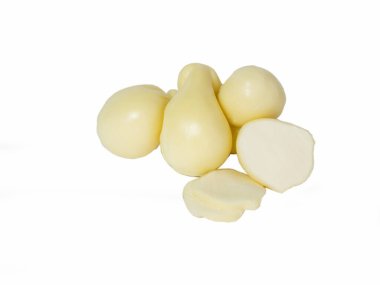 Beyaz arkaplanda scamorza peyniri