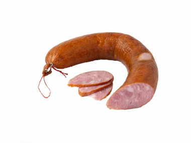 Beyaz izole edilmiş arka planda dilimlenmiş sosis.