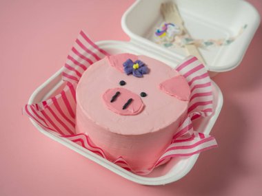 Pembe tonları olan domuz suratlı bir pasta kutusu. Metnin için yer