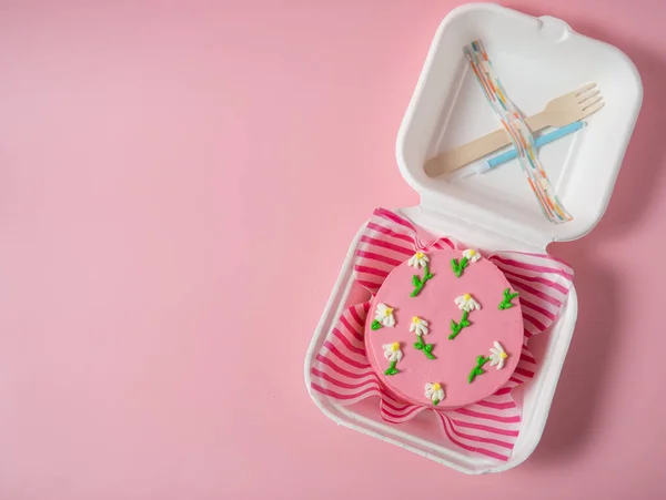 Pembe tonda krema çiçekli Kore yemek kutusu pastası. Metnin için yer