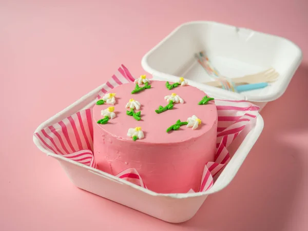 Pembe tonda krema çiçekli Kore yemek kutusu pastası. Metnin için yer
