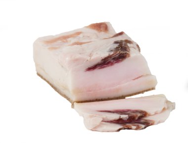 Beyaz arka planda tuzlanmış pastırma dilimleri. Baharatlı sağlıklı yiyecekler. Tuzlu yağ, domuz yağı.,