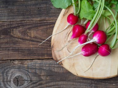 Ahşap kırsal arka planda taze turp sürüsü