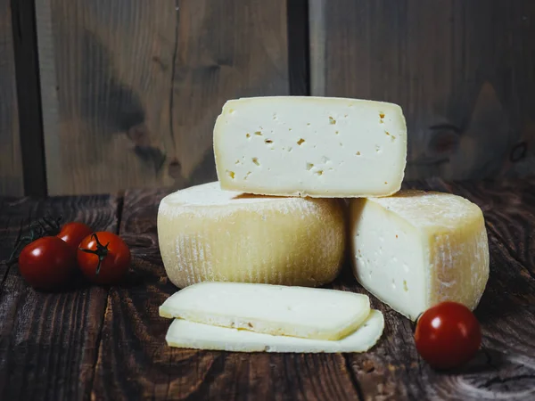 Kaaswiel Stukjes Kaas Een Houten Tafel — Stockfoto