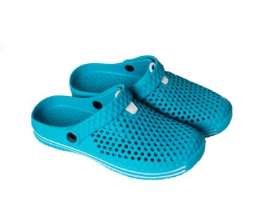 Beyaz arka planda mavi plaj sandaletleri, takunyalar.