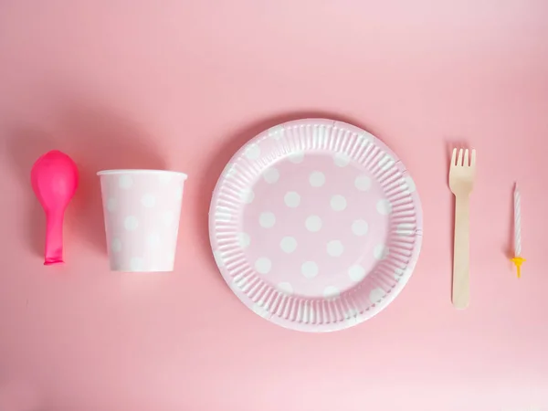 粉红背景儿童派对用粉红即弃纸制餐具 — 图库照片