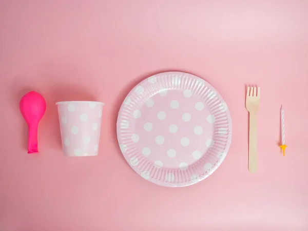 粉红背景儿童派对用粉红即弃纸制餐具 — 图库照片