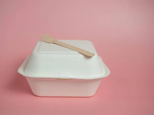 粉红背景的白色纸制食品容器和木制叉子 复制空间 — 图库照片
