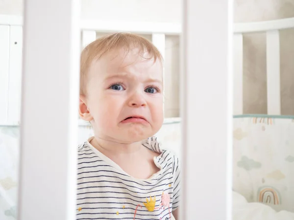 Portret Van Een Mooi Meisje Zittend Een Wieg Huilend — Stockfoto