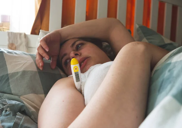 Uma Garota Doente Com Termômetro Está Deitada Cama Sob Cobertor — Fotografia de Stock