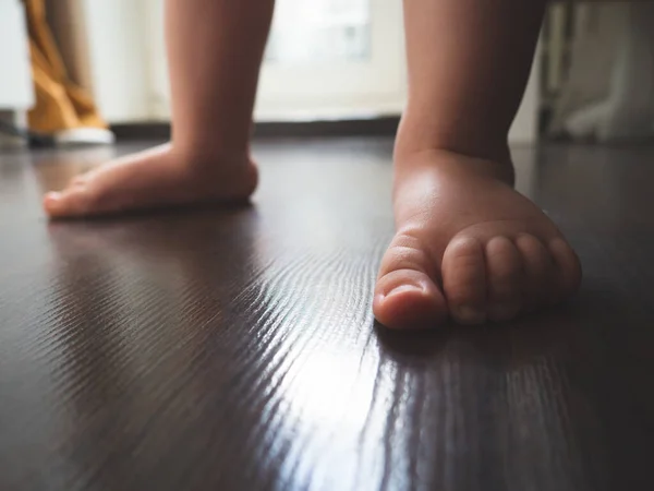 Die Füße Der Kinder Machen Ihre Ersten Schritte Die Ersten — Stockfoto