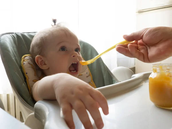 Main Papa Tend Bébé Une Cuillerée Purée Légume Enfant Mange — Photo