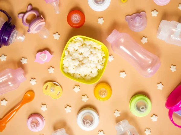 Babynahrung Verschiedene Flaschen Zitzen Löffel Und Teller Das Konzept Der — Stockfoto