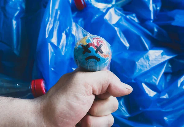 Primer Plano Una Mano Asfixiando Globo Una Bolsa Plástico Sobre — Foto de Stock