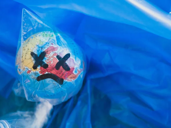 Globo Una Bolsa Plástico Una Pila Residuos Plásticos —  Fotos de Stock