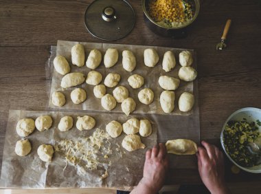 Kız farklı dolgularla turta yapıyor.